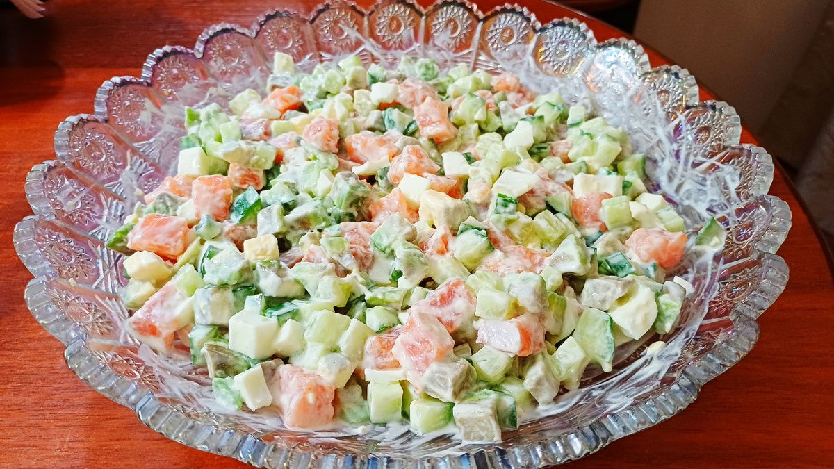 Оливье в новом свете: рецепт с красной рыбой и авокадо