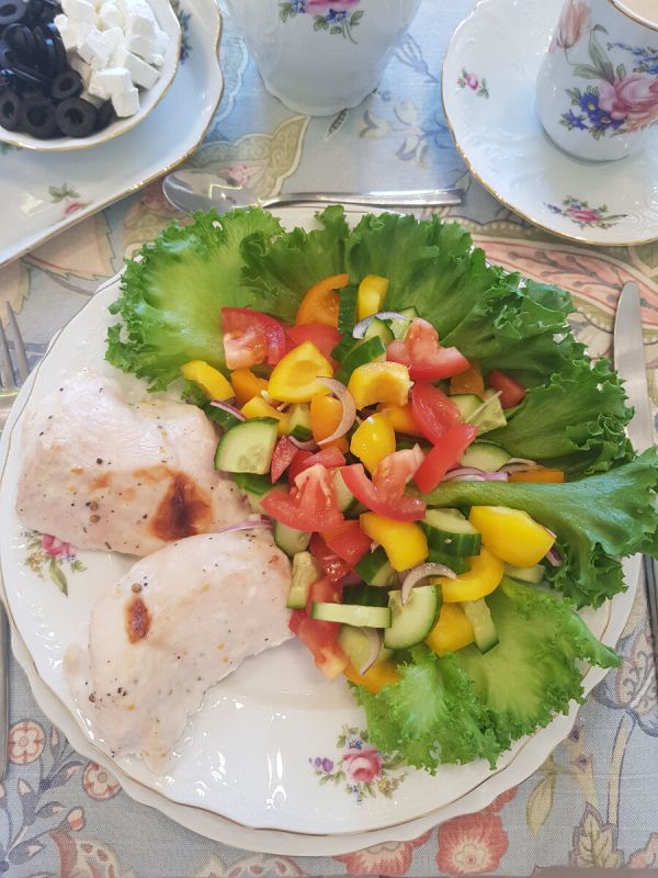 Греческий салат с куриным филе: простое наслаждение