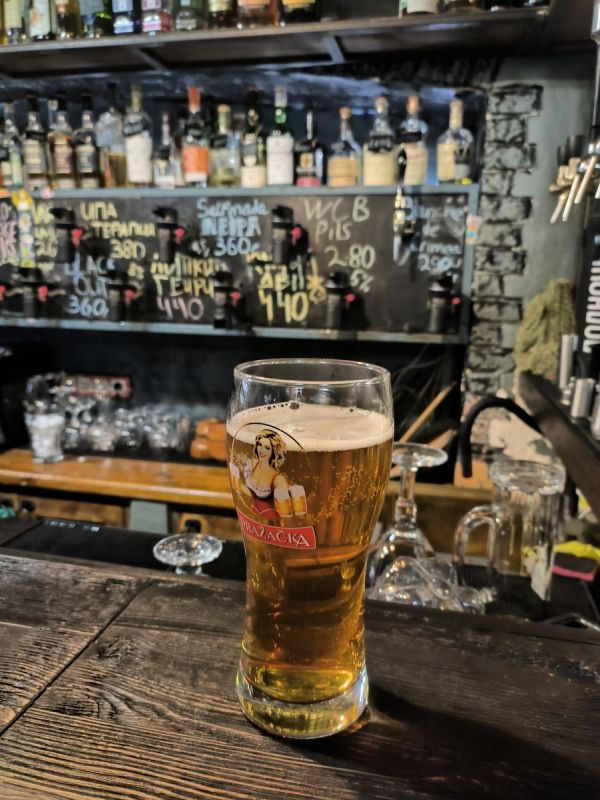 Тишина в баре: неожиданный момент единения