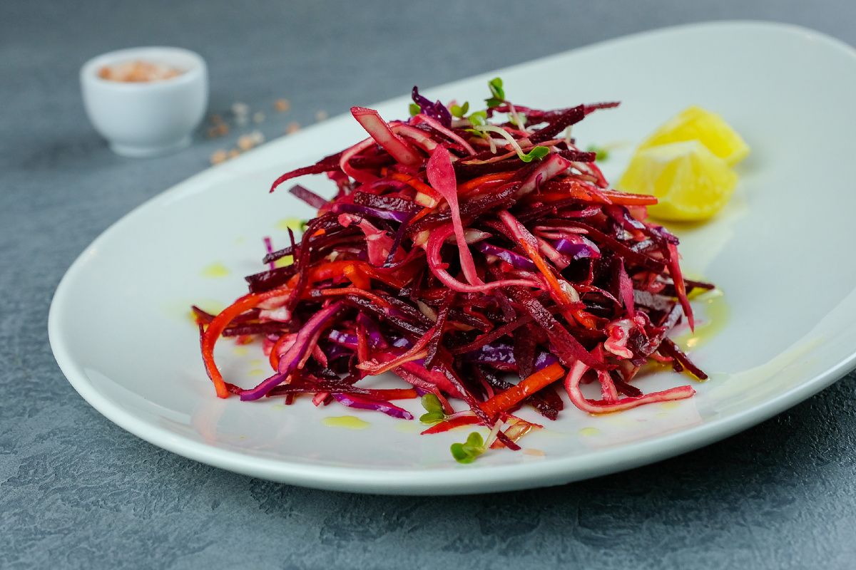 Пикантный салат из свежих овощей с имбирем и лимоном