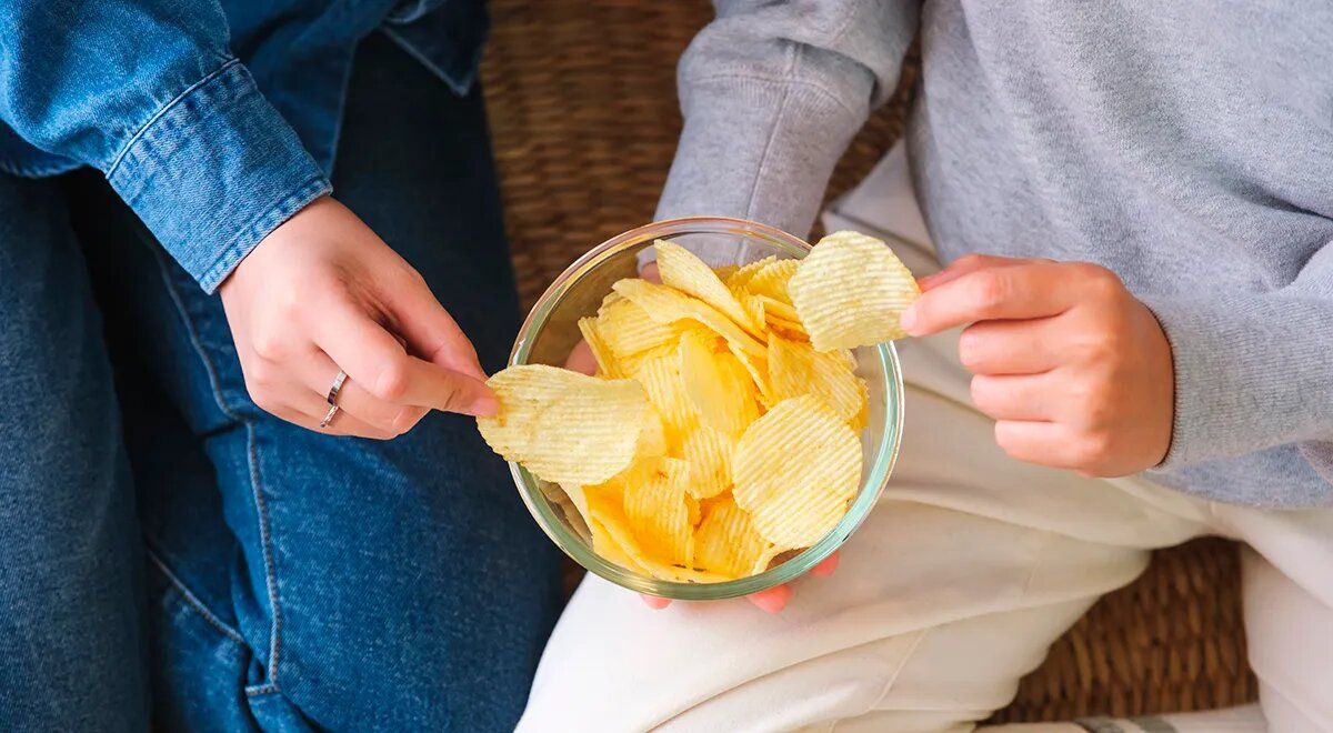 Почему чипсы не отпускают: мнение врача о запретном удовольствии