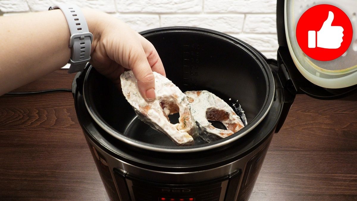 Нежная форель в сметанном соусе: готовим в мультиварке легко и быстро