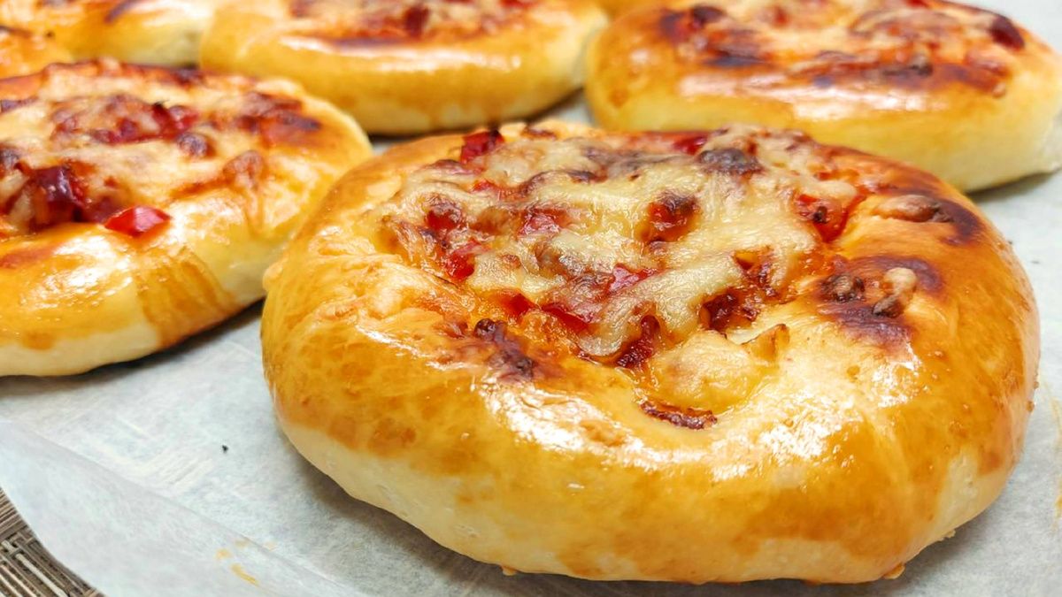 Минипиццы на дрожжевом тесте: простая идея для перекуса всей семьи