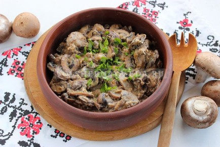 Как вкусно приготовить грибы: простой рецепт в сливочном соусе