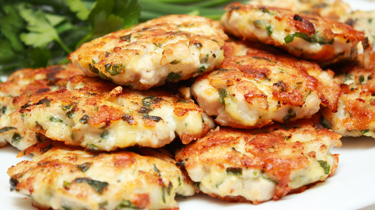 Секреты приготовления сочных куриных котлет с сыром