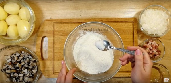 Вкусное горячее блюдо с грибами для обеда на сковороде