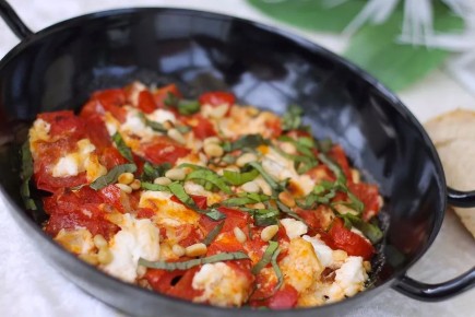 Томаты с бурратой: идеальный рецепт для летней лени