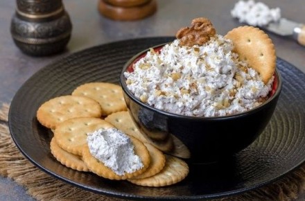 Пикантная намазка из творога с грецкими орехами и чесноком