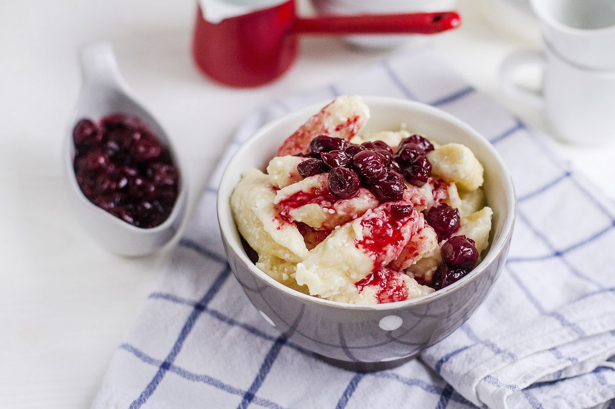 Удивительные ленивые вареники под вишневым соусом по бабушкиному рецепту