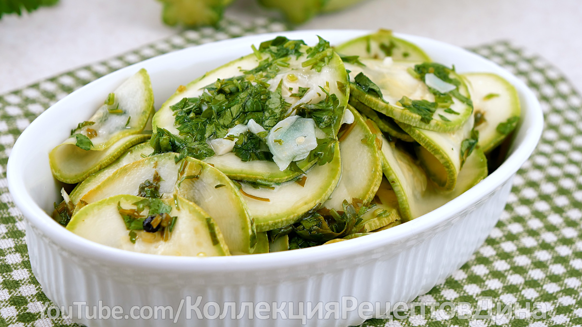 Летний хит: малосольные кабачки с чесноком и петрушкой в кисло-сладкой заливке