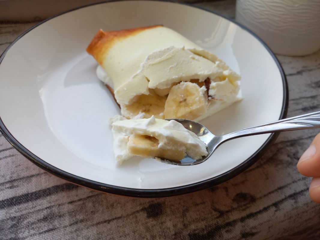 Нежный творожный рулет с бананом: простой и вкусный рецепт