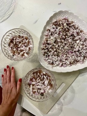 Традиции новогоднего стола: селедка и оливье в центре внимания