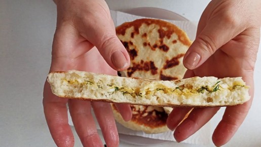 Лепёшки на кефире с начинкой: вкусно и быстро