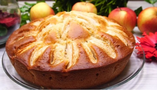 Нежный пирог на кефире за считанные минуты: быстро и вкусно