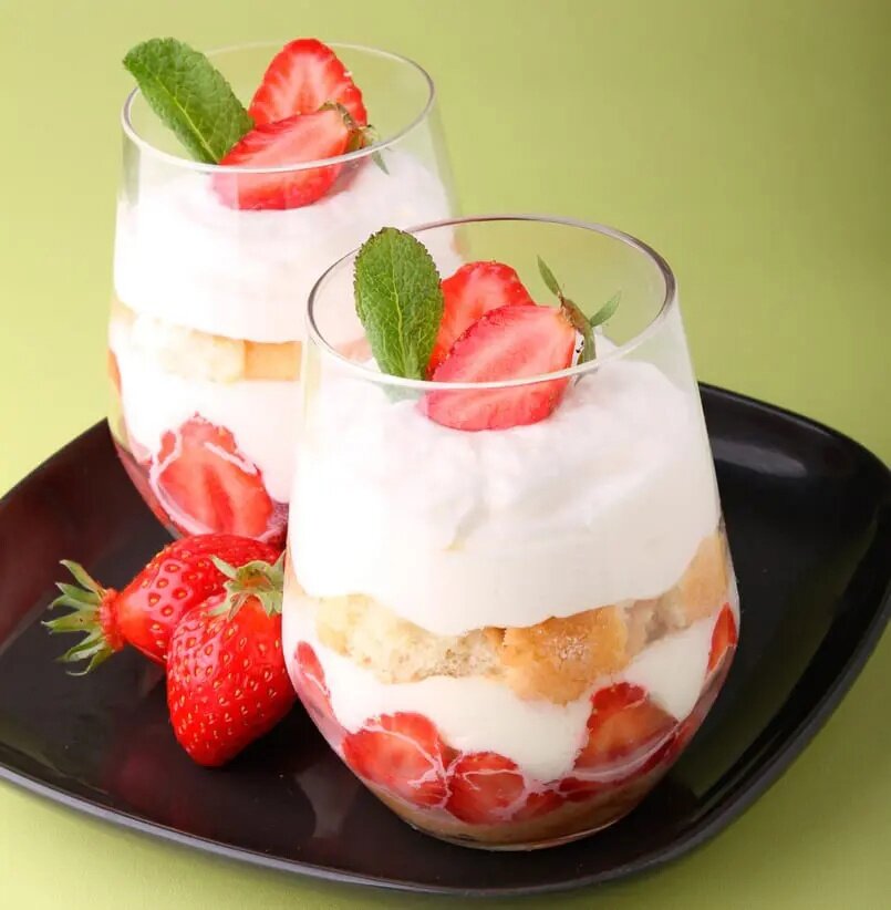 Нежный десерт в стаканчиках с клубникой и сметаной