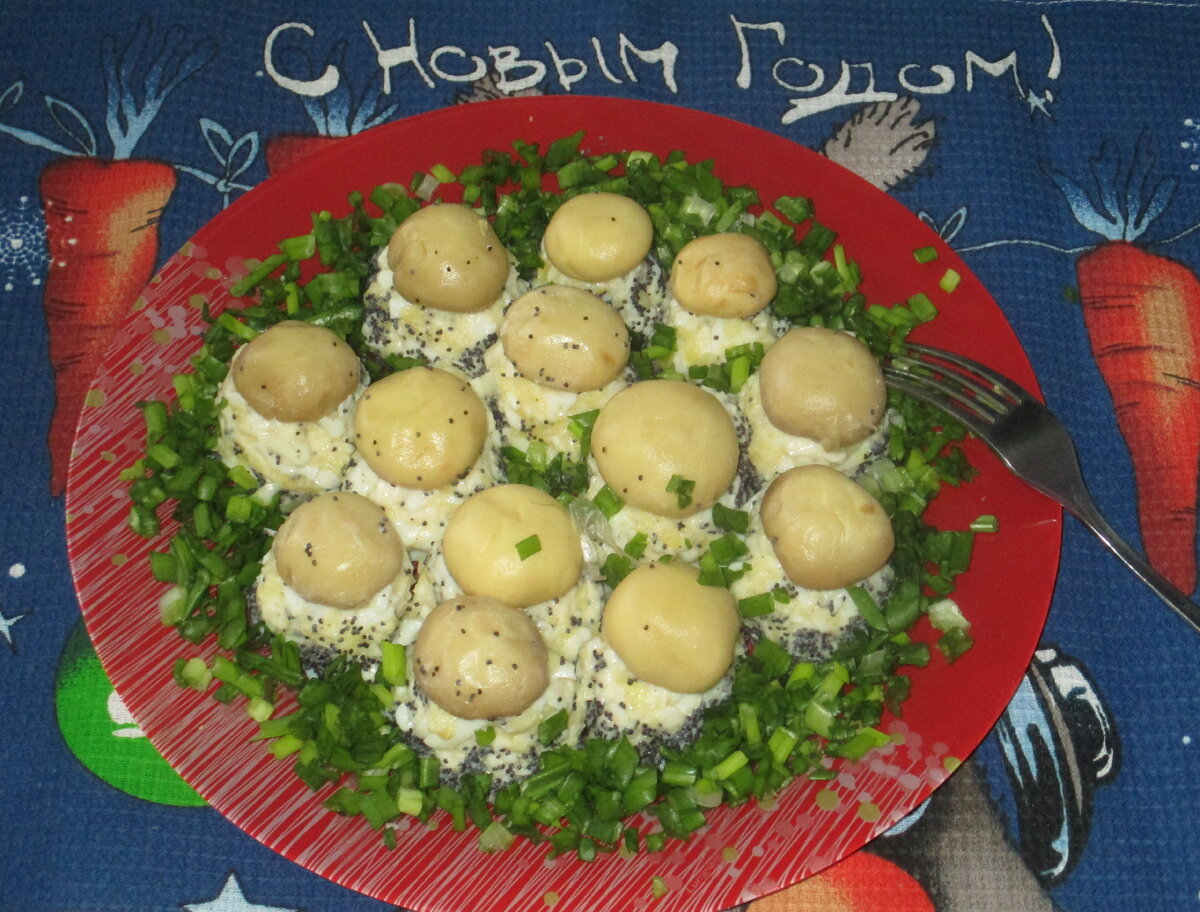 Нежный салат с маринованными шампиньонами, который украсит любой стол