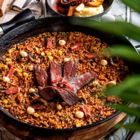 Паэлья с говядиной и беконом