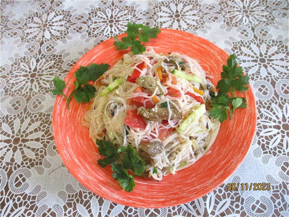 Мясная фунчоза с овощами: легкий подход к азиатской кухне