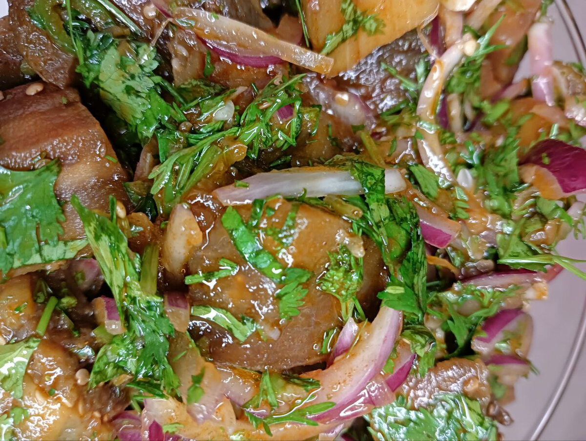 Вкусный салат из баклажанов: легкий экспресс-рецепт