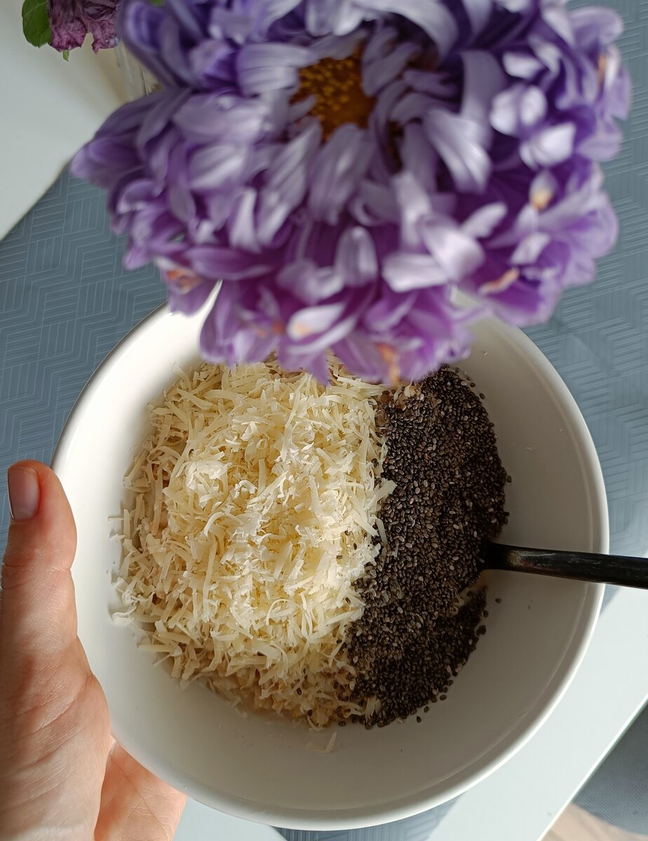 Вдохновение для завтрака: овсяная каша на миндальном молоке с курагой и пармезаном