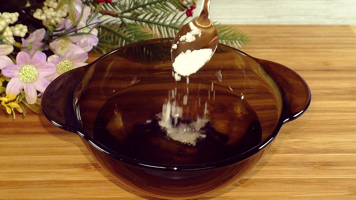 Питательная закуска из баклажанов, яиц и лука