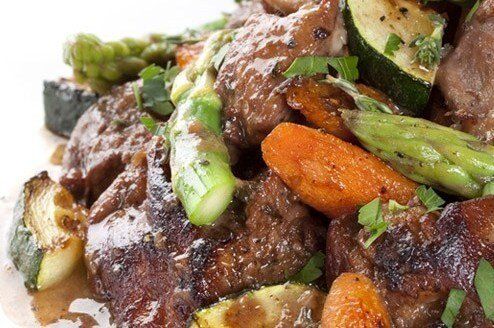 Нежный кролик с овощами, запечённый в красном вине