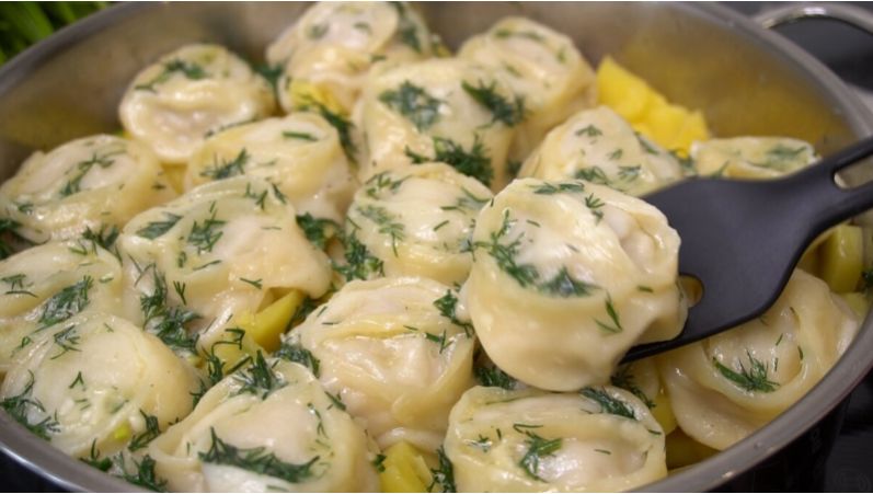 Сочные манты с картошкой: два блюда в одной сковороде