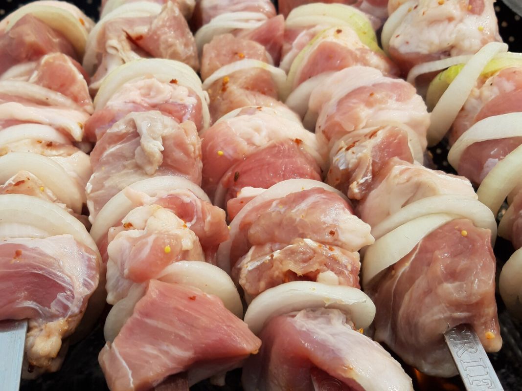 Простой способ замариновать шашлык из свинины