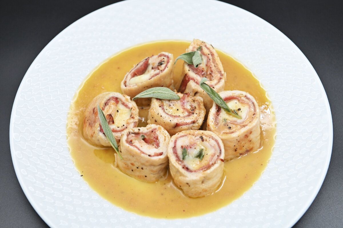 Нежные куриные рулетики с сыром и панчеттой: секреты приготовления