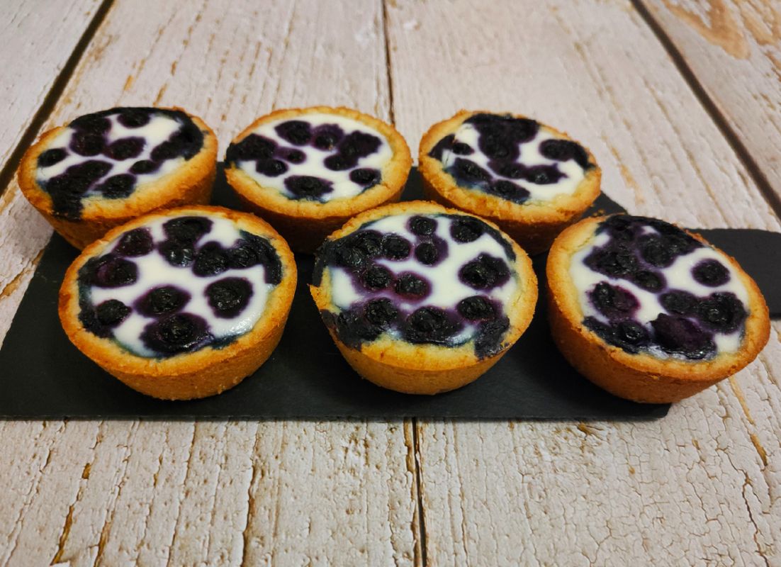 Нежные мини-тортики с рикоттой и черникой: просто и вкусно