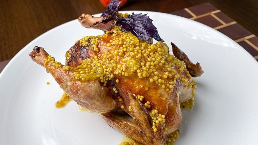 Цыпленок с ананасами и соусом