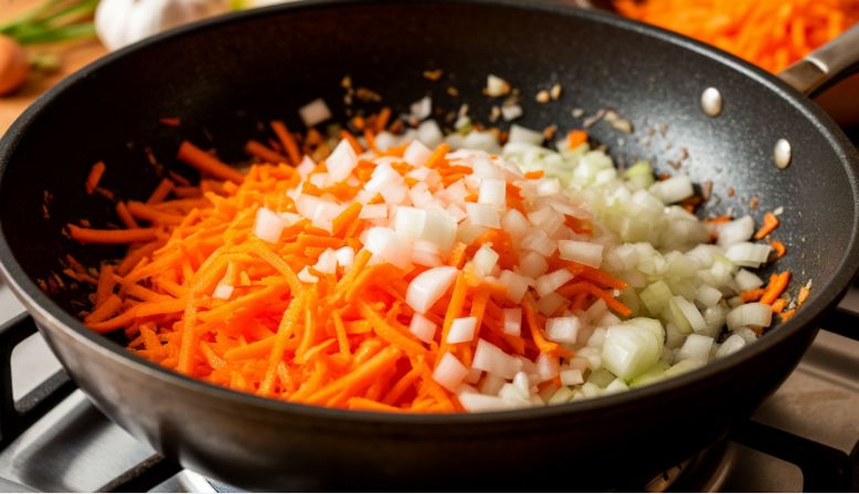 Почему лук и морковь стоит жарить отдельно: кулинарные секреты