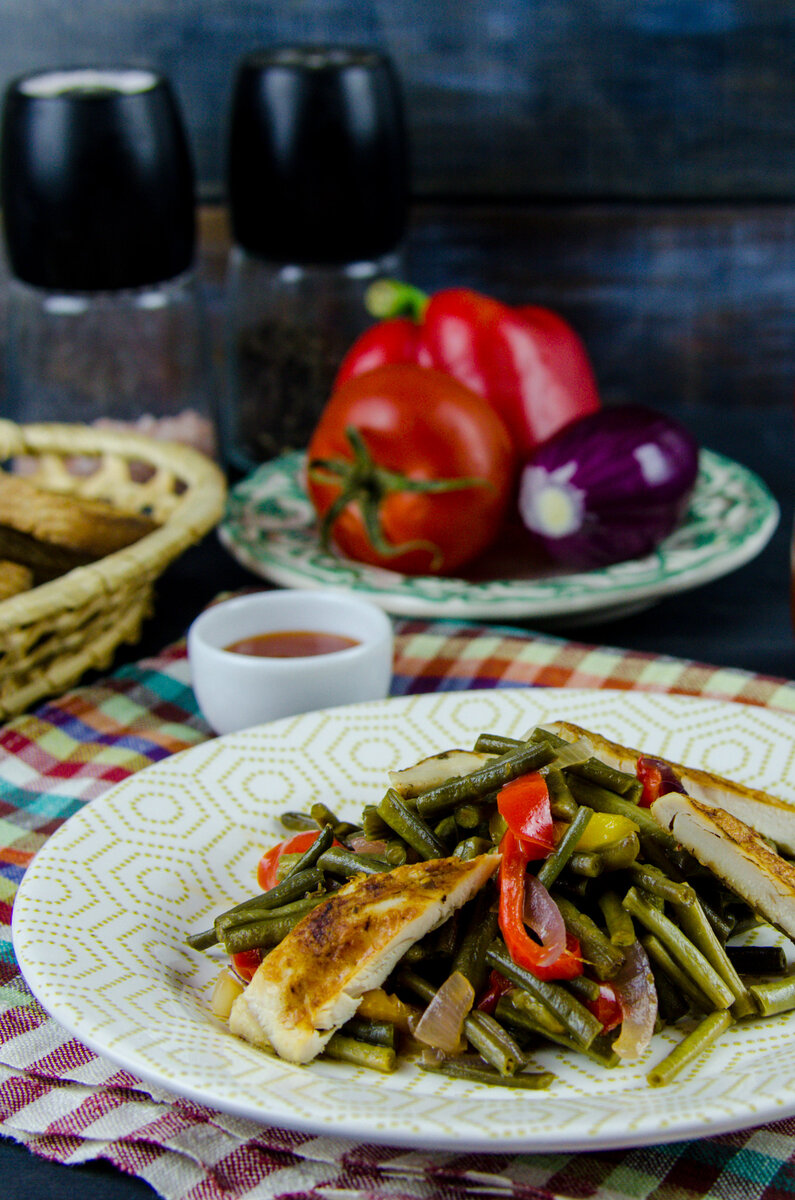 Теплый салат со спаржевой фасолью