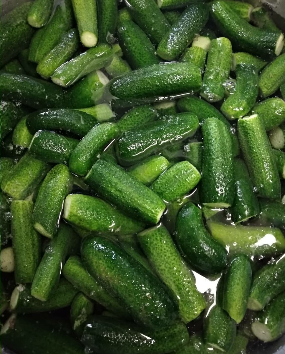 Приготовьте удивительные соленые огурцы с красной смородиной