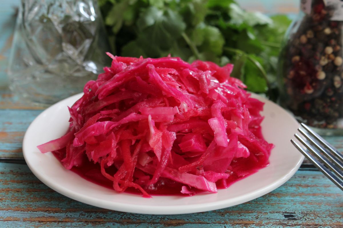 Яркий постный салат с капустой, свеклой и морковью