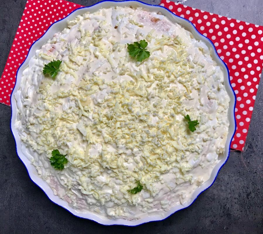 Салат с красной рыбой: легкий способ удивить гостей