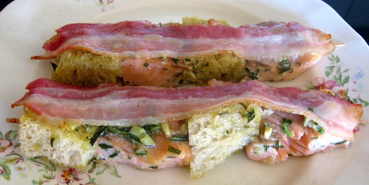 Вкусное блюдо для вечера: белая рыба на шпажках