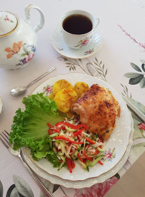 Запеченные куриные бедрышки с картошкой: быстро и вкусно