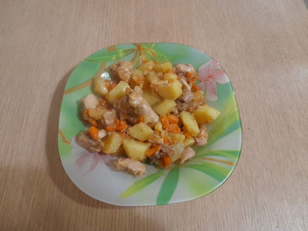 Картошка с курицей на сковороде: простой и сытный рецепт для всей семьи