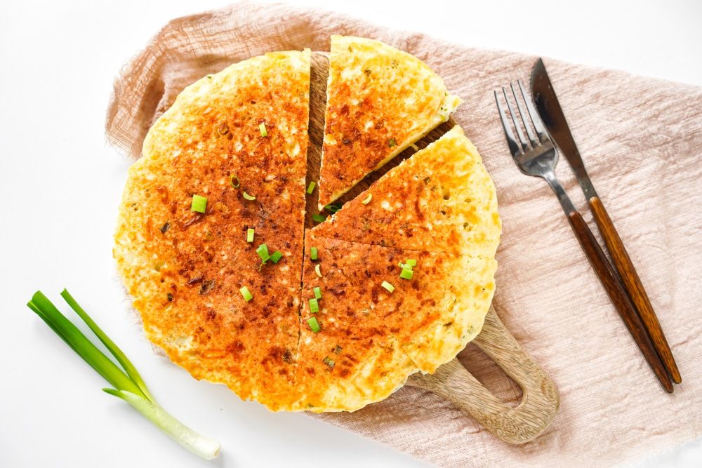 Секреты вкусной сырной лепешки на сковороде