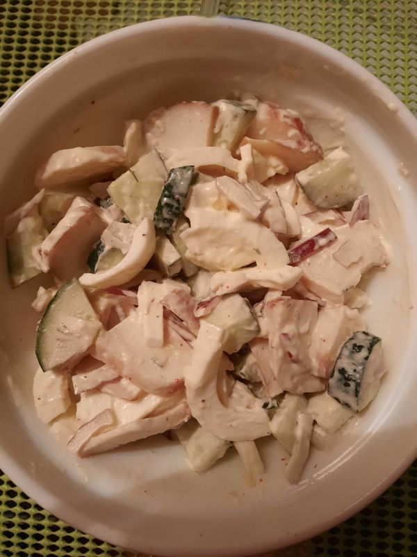 Простой и аппетитный салат с кальмарами на ваш стол