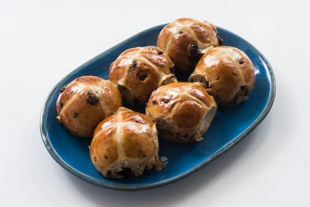 Пасхальные булочки с крестом: традиционный деликатес к празднику