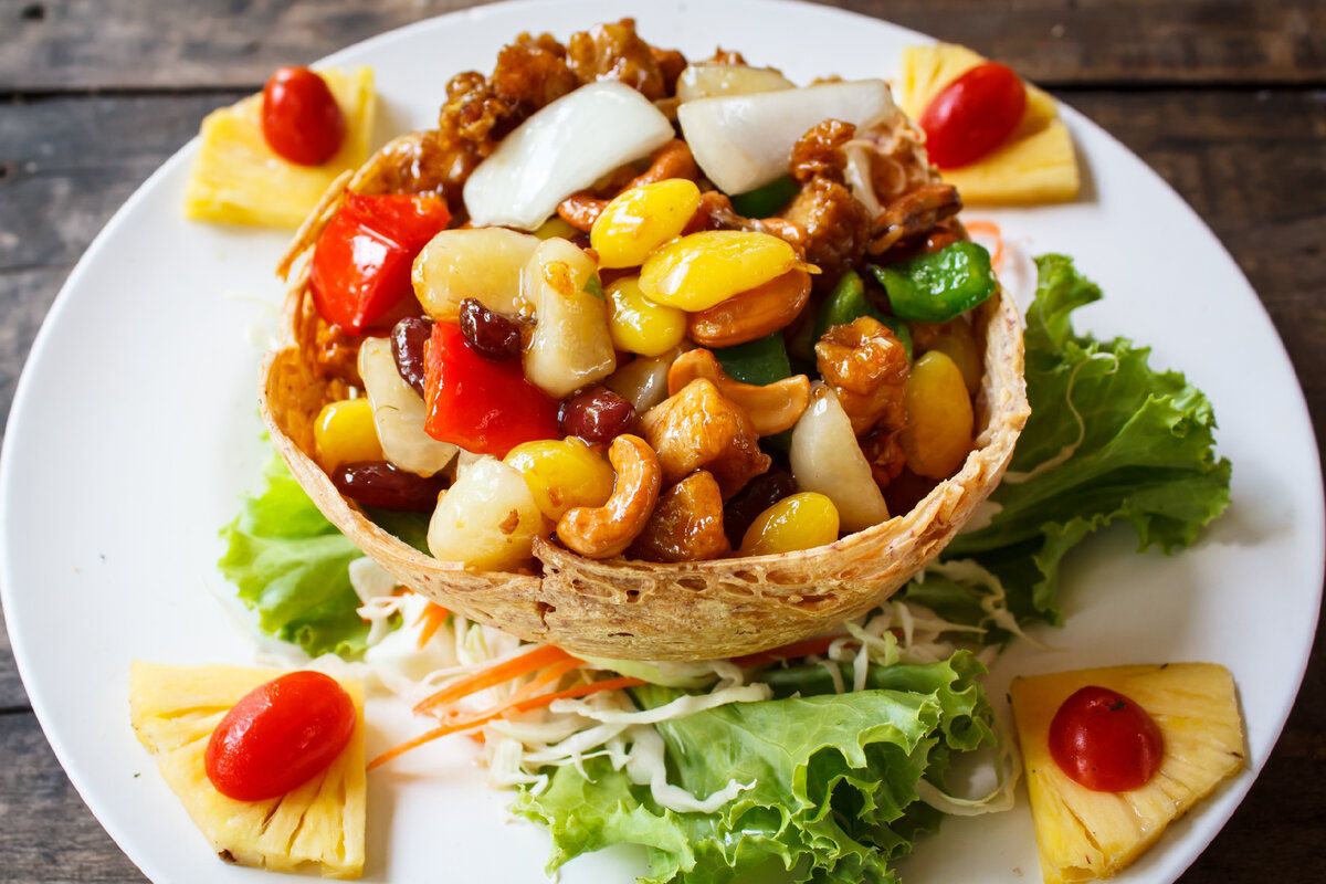 Салат с курицей, ананасом и кешью