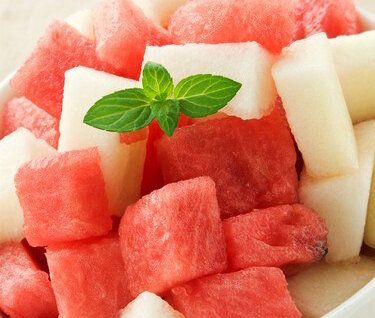 Летний десерт: дыня и арбуз в освежающем лаймовом сиропе