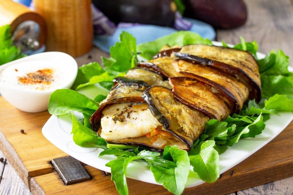 Вкусная рыба с овощами в запечённом баклажане: простой рецепт