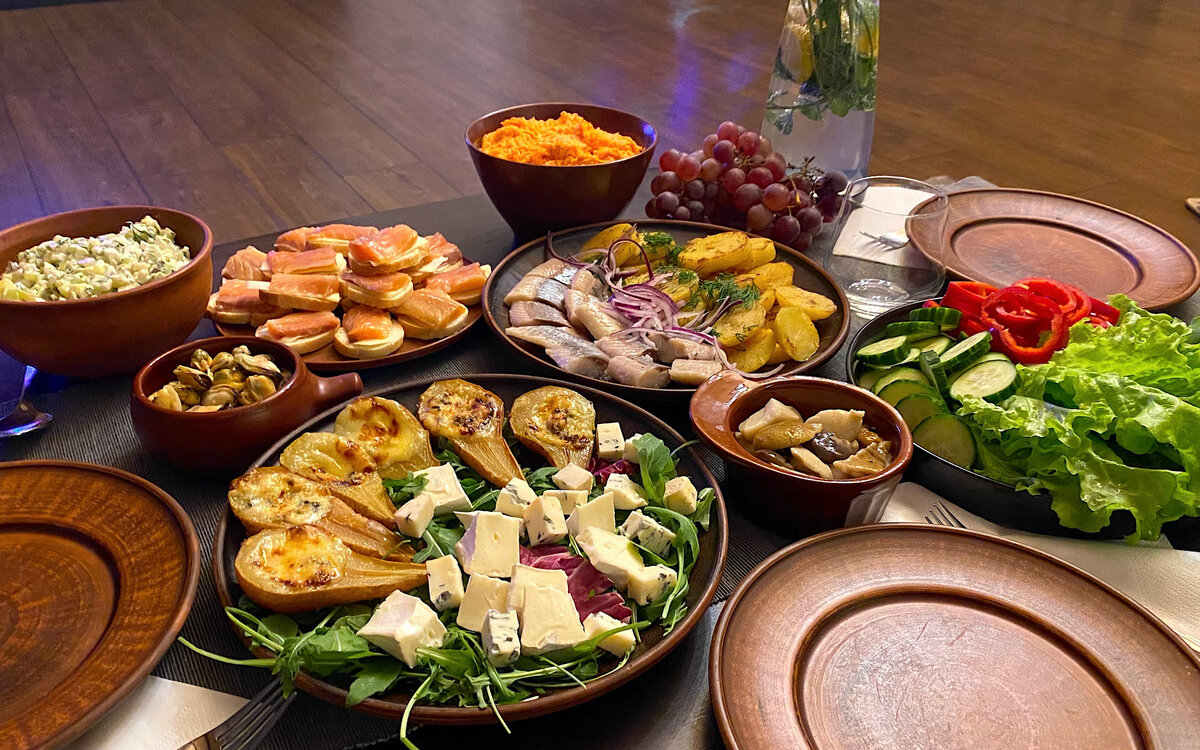 Как мобильные технологии изменили традиции встреч с гостями