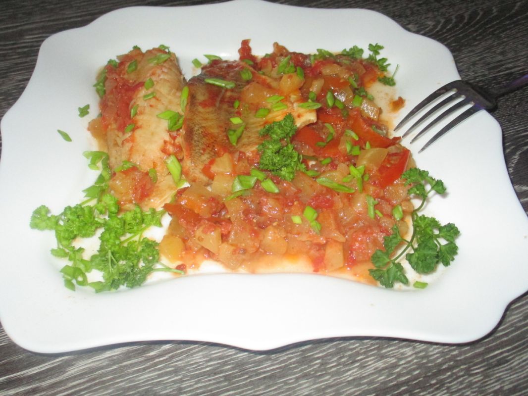 Рыба и овощи: идеальное сочетание морского окуня в томатной подливе