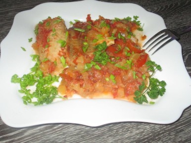 Рыба и овощи: идеальное сочетание морского окуня в томатной подливе