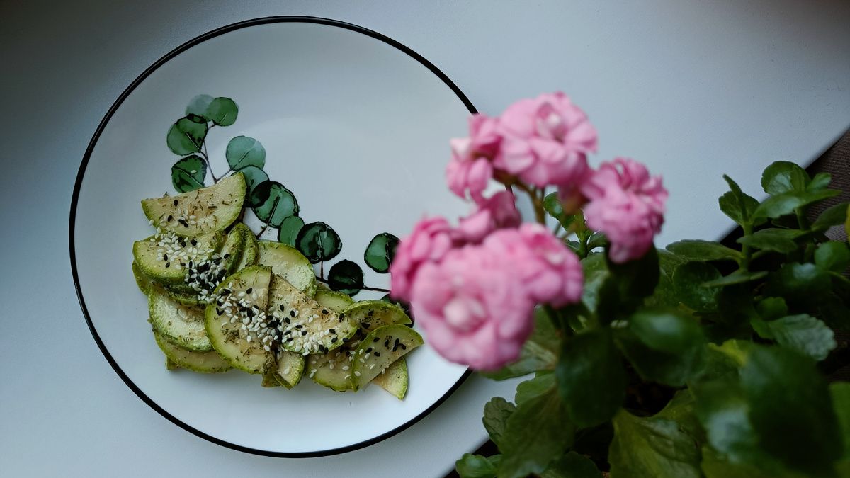 Необычный маринованный кабачок в кунжутном масле: удивите своих гостей