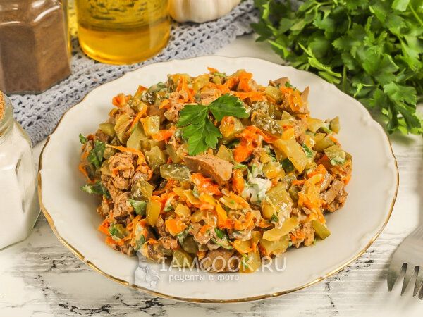 Салат из печени с солёными огурцами и нотками чеснока: вкусное и необычное предложение